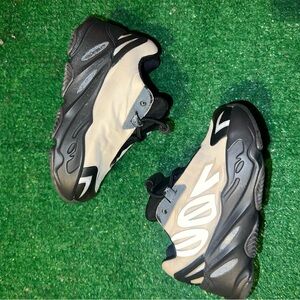 Adidas Yeezy boost 700 size 5K
